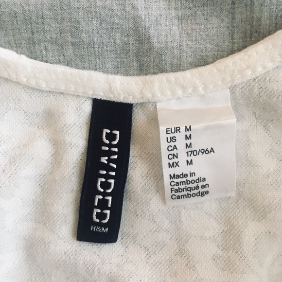 White scoop-necked crop top with floral pattern - Picture 4 of 4